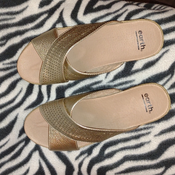 👣EARTH Madena Marigold Slides gold footwear - Picture 13 of 16